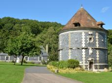 Colombier et manoir du Parc de Rouelles, en silex noir.