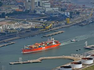 Porte-conteneurs dans le port du Havre