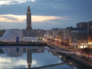 Bassin du commerce, Volcan et église Saint-Joseph, Le Havre