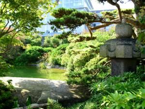 Étang et lanterne du jardin japonais, Le Havre