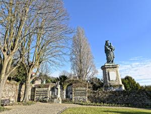 Jardins et statue de la Vierge noire, Prieuré de Graville, Le Havre
