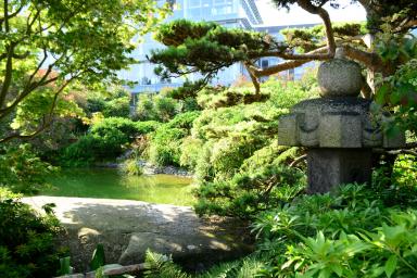 Étang et lanterne du jardin japonais, Le Havre