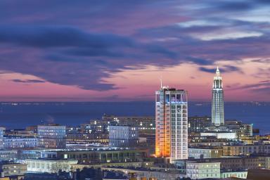 Vue sur le centre-ville du Havre la nuit : Hôtel de ville et église Saint-Joseph