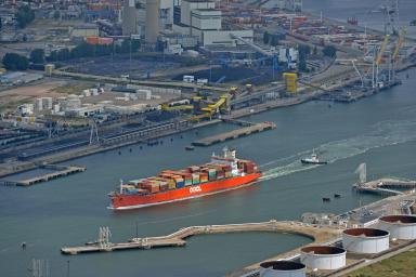 Porte-conteneurs dans le port du Havre