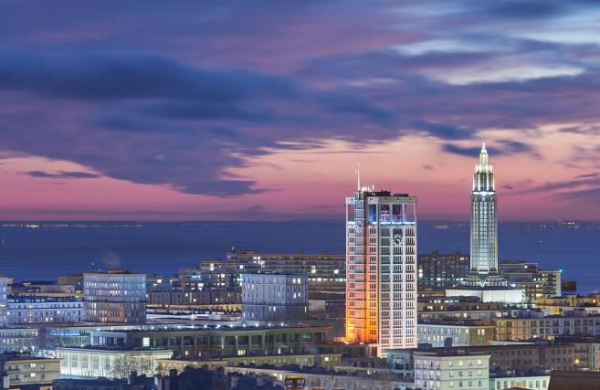 Vue sur le centre-ville du Havre la nuit : Hôtel de ville et église Saint-Joseph