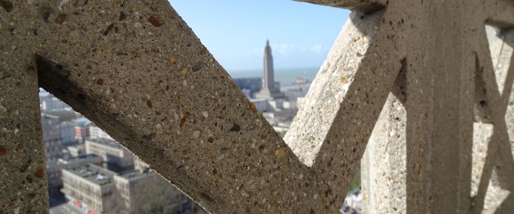Clôture en béton au sommet de la tour de l'Hôtel de ville, Le Havre
