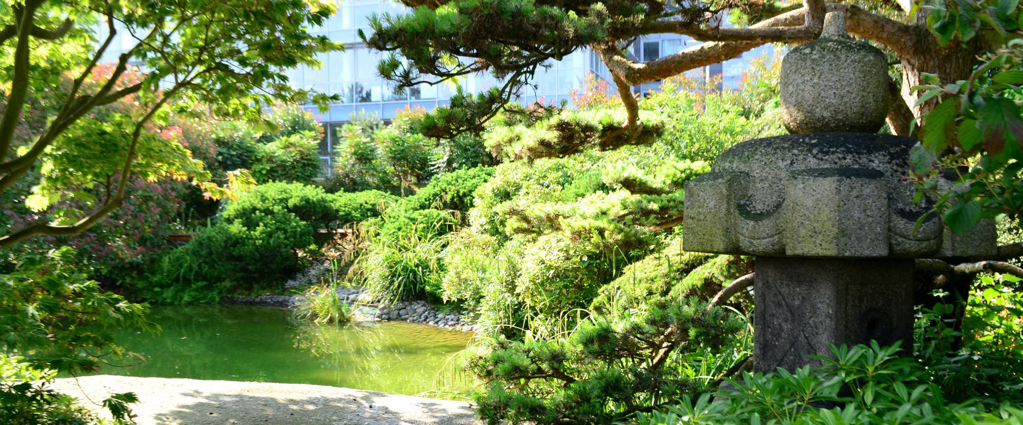 Étang et lanterne du jardin japonais, Le Havre