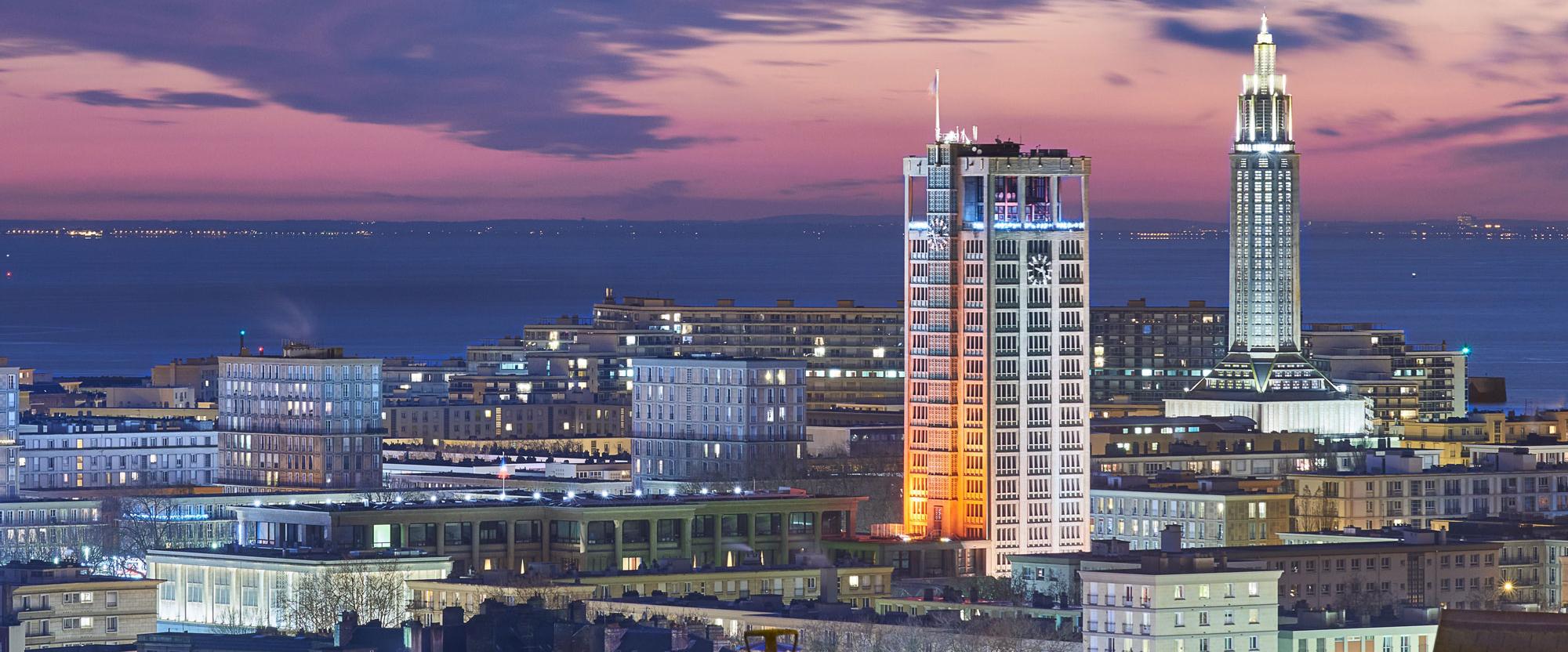 Vue sur le centre-ville du Havre la nuit : Hôtel de ville et église Saint-Joseph