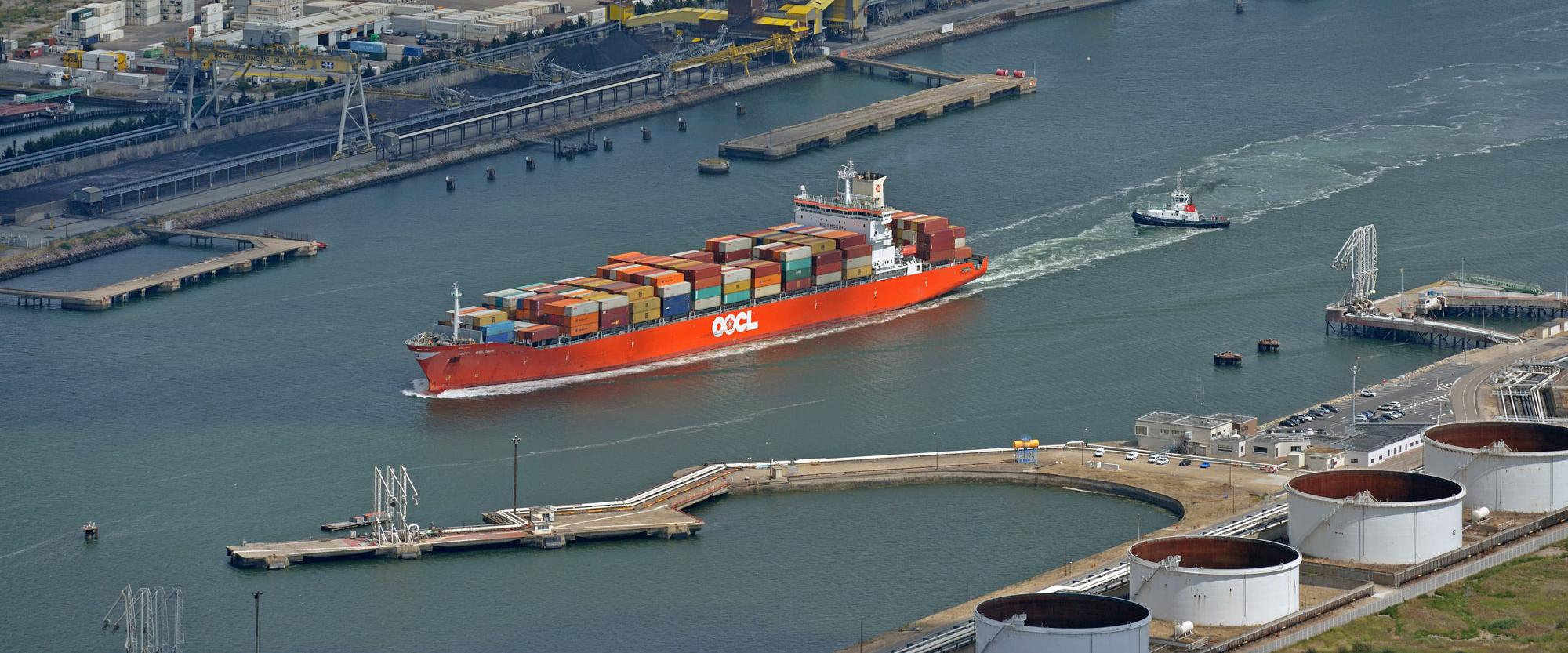 Porte-conteneurs dans le port du Havre